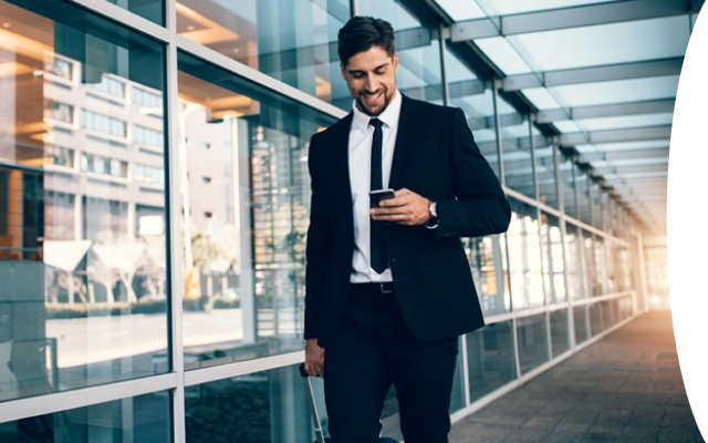Hombre de Negocios utiliza su móvil en destino Internacional