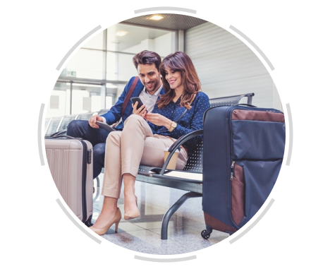 Pareja utiliza su Roaming Claro en el Aeropuerto
