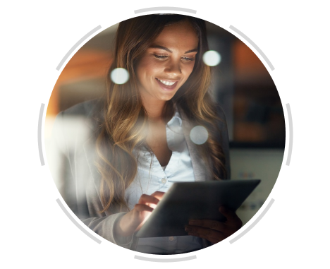 Imagen circular de resumen de una chica revisando su factura digital en una tableta