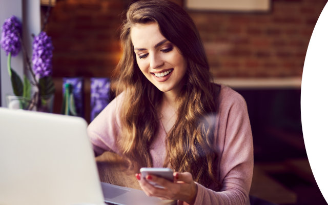 Imagen principal de una chica mirando su nuevo dispositivo móvil con satisfacción