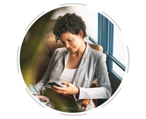 Mujer relajada en sillón utiliza los paquetes de Internet Roaming Claro
