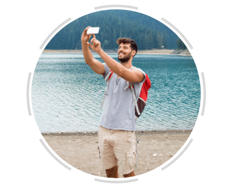 Hombre se toma una Selfie junto a un lago Hombre se toma una Selfie junto a un lago